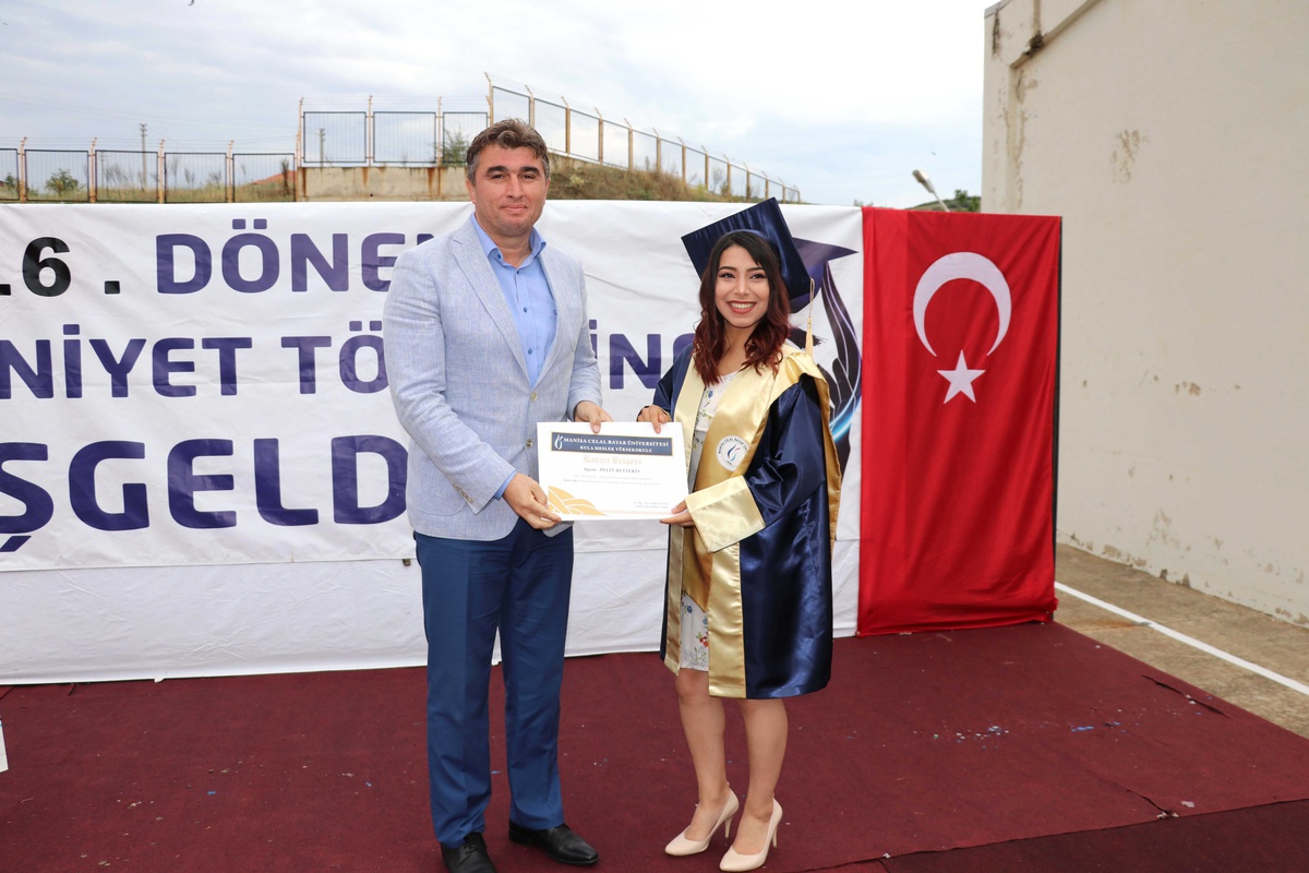 Başkan Tosun, Öğrencilerin Mezuniyet Coşkusuna Ortak Oldu
