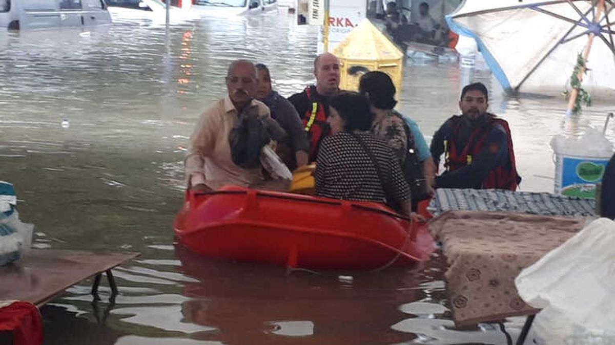 Başkent\'te Mahsur Kalanlar Botla Kurtarıldı