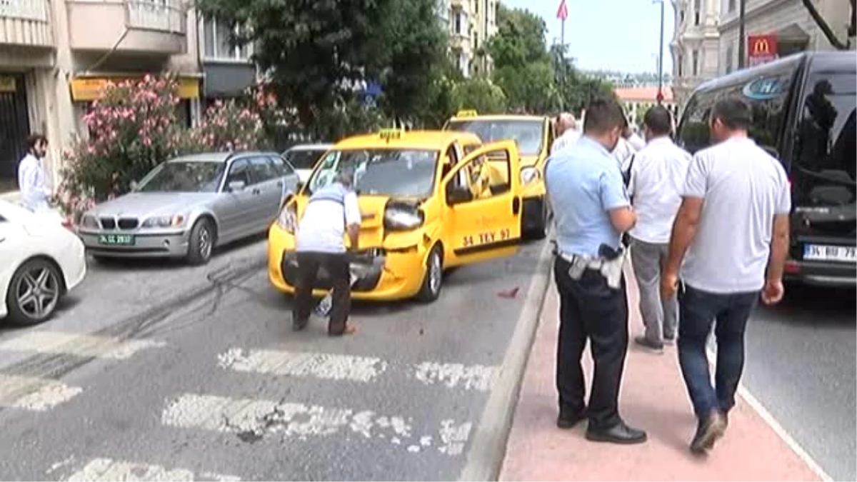 Beyoğlu\'nda Zincirleme Trafik Kazası: 1 Hafif Yaralı