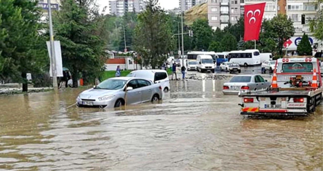 Bir Anda Bastıran Sağanak Yağmur Ankara\'da Yaşamı 10 Dakikada Felç Etti