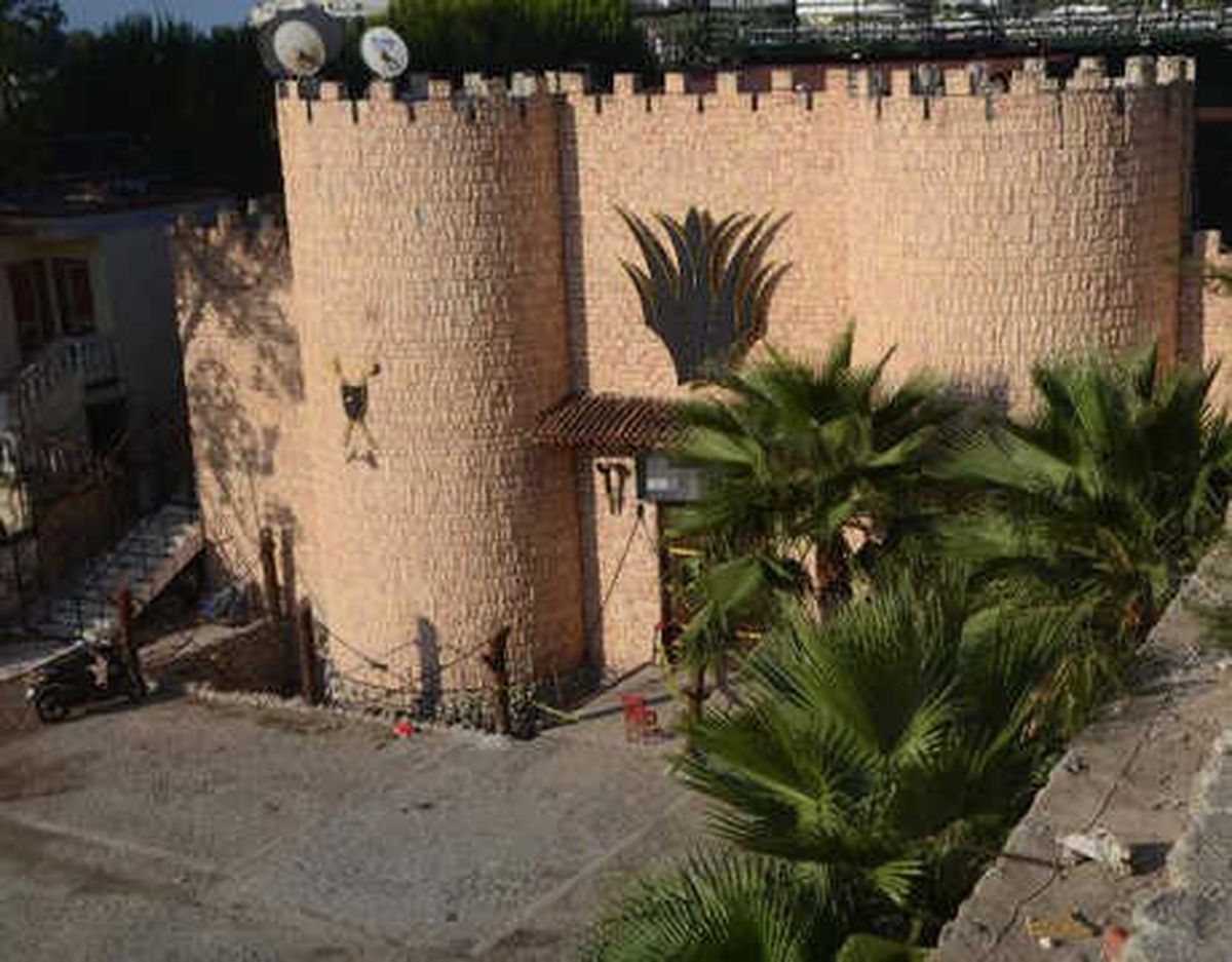 Bodrum\'da Silahlı Saldırı: 1\'i Şarkıcı 2 Ölü, 4 Yaralı