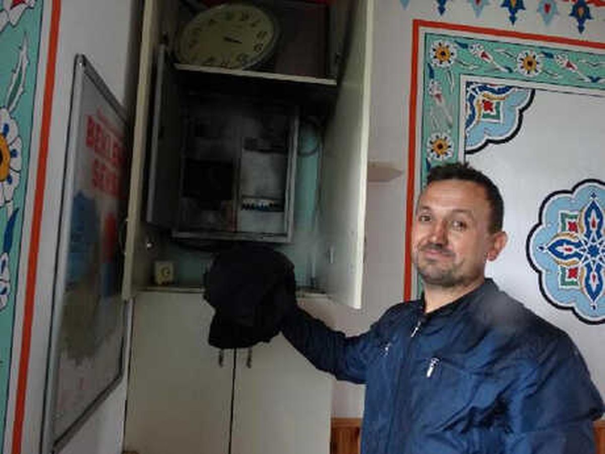 Camideki Yangını İmamın Cübbesiyle Söndürdü