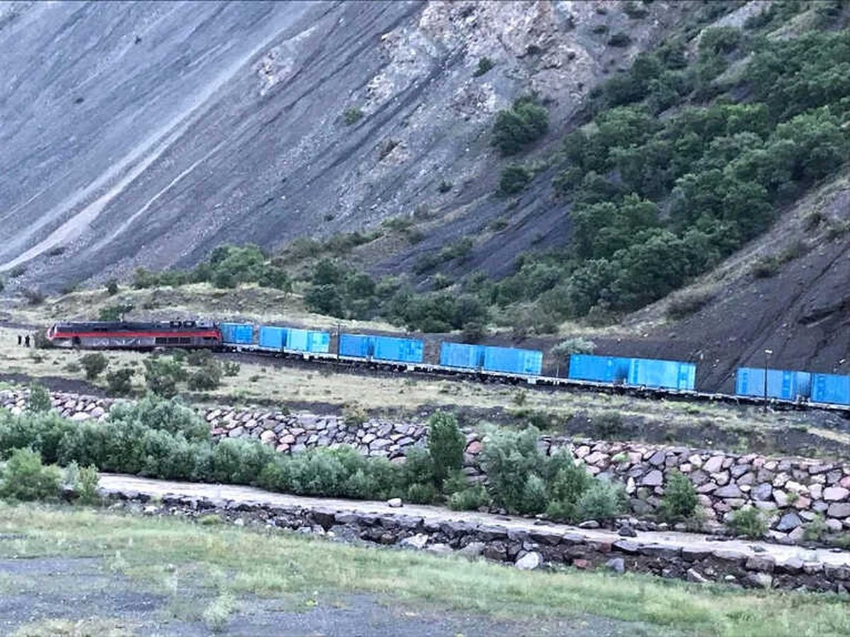 Erzincan\'da Heyelan Treni Raydan Çıkardı