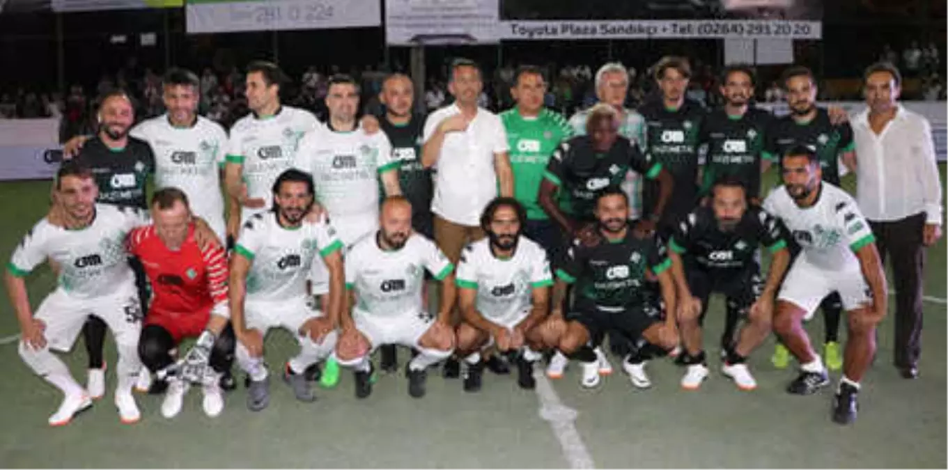 Eski Futbolcular, Sakarya\'da Gösteri Maçı Yaptı!