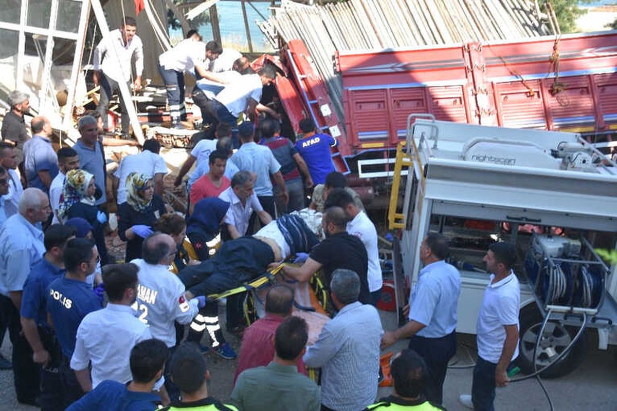 Freni Patlayan Kamyon Mescide Daldı: 3 Ölü, 2 Yaralı