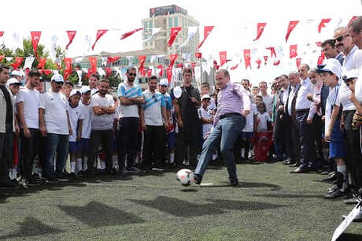 Gençlik ve Spor Bakanı Bak, Gençlerle Top Sektirdi