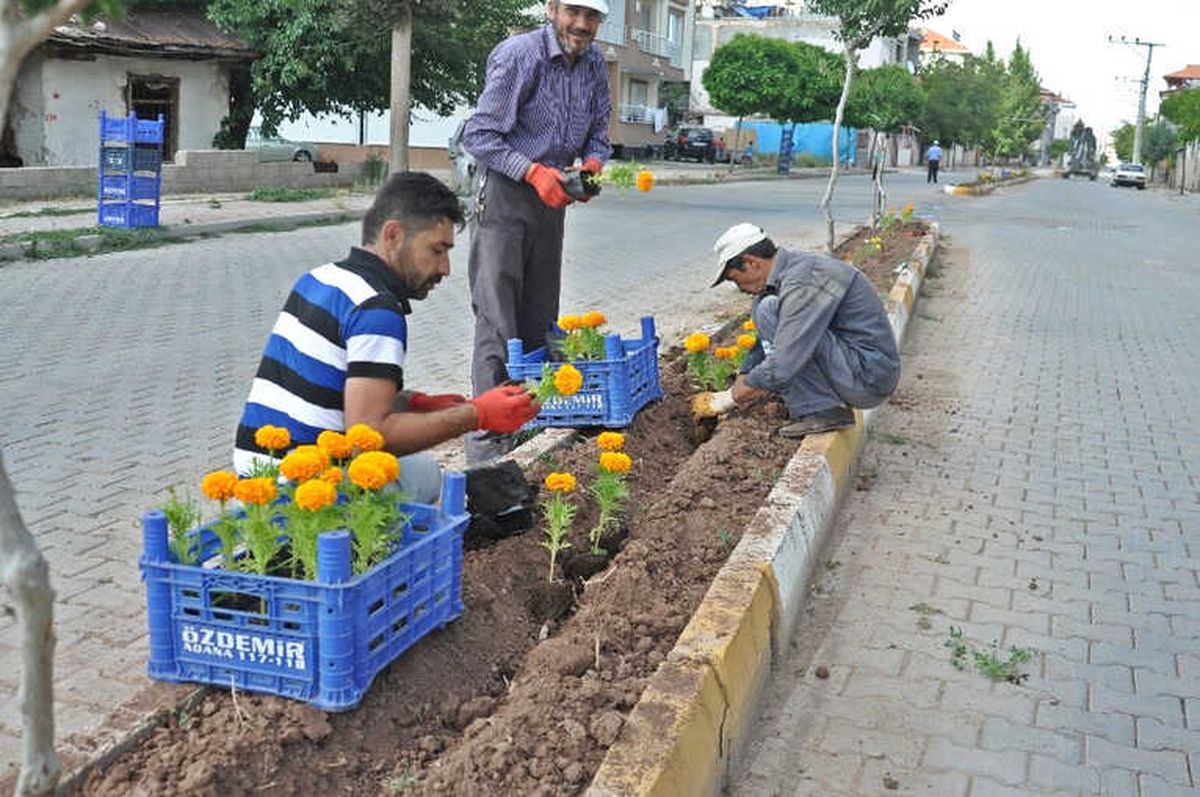 Gölbaşı İlçesinde Çiçeklendirme Çalışmaları Devam Ediyor