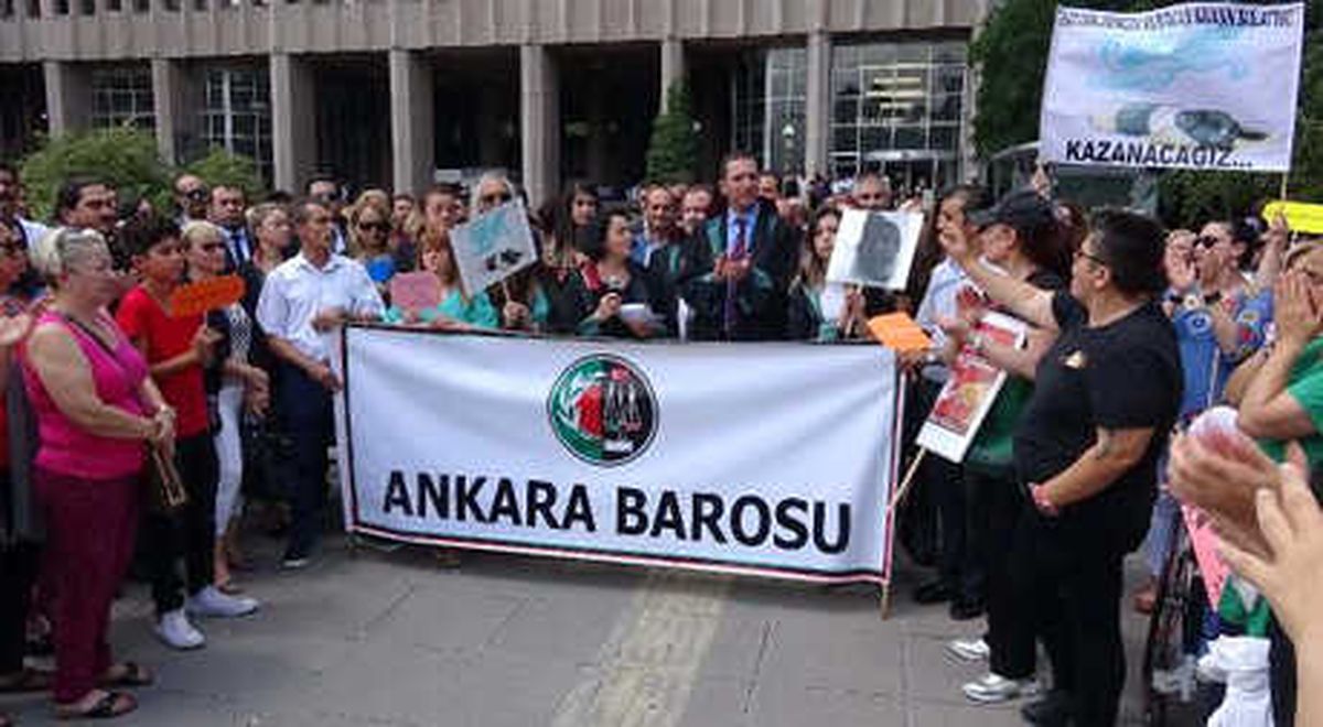Hayvanseverlerden Adliye Önünde Eylem