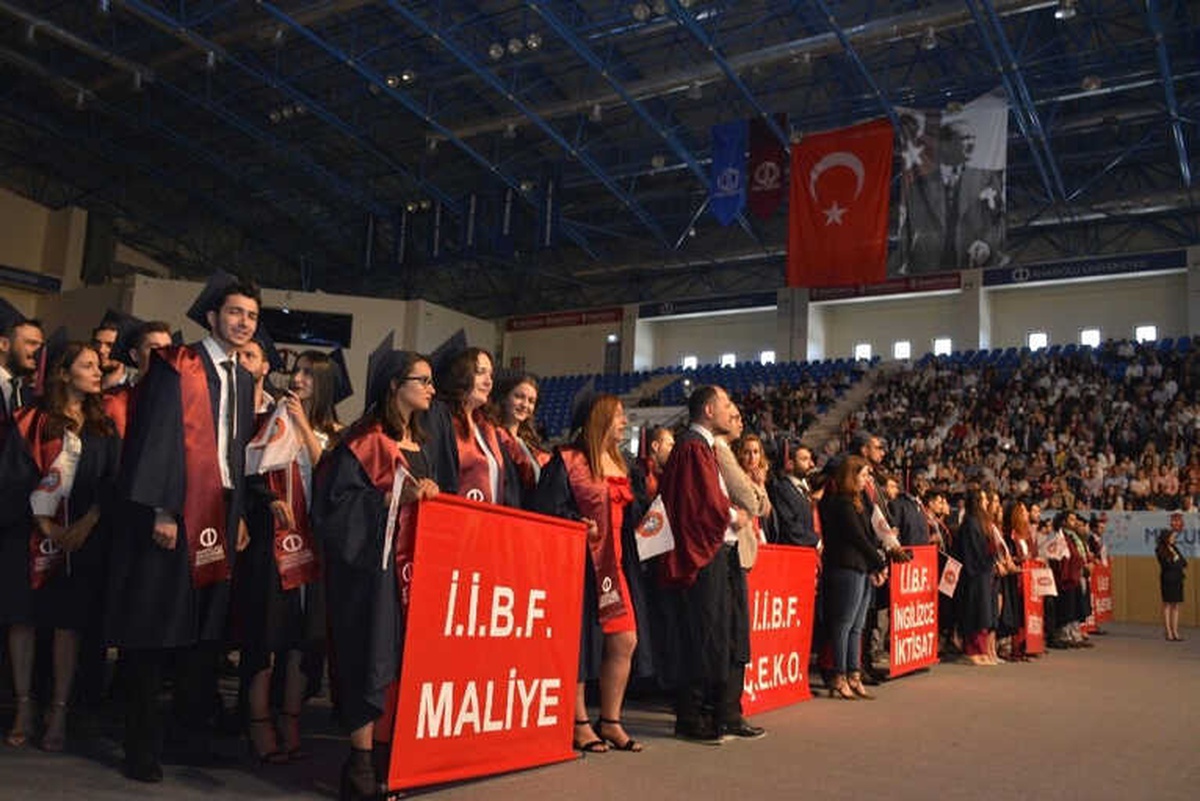 İktisadi ve İdari Bilimler Fakültesi\'nde Mezuniyet Günü