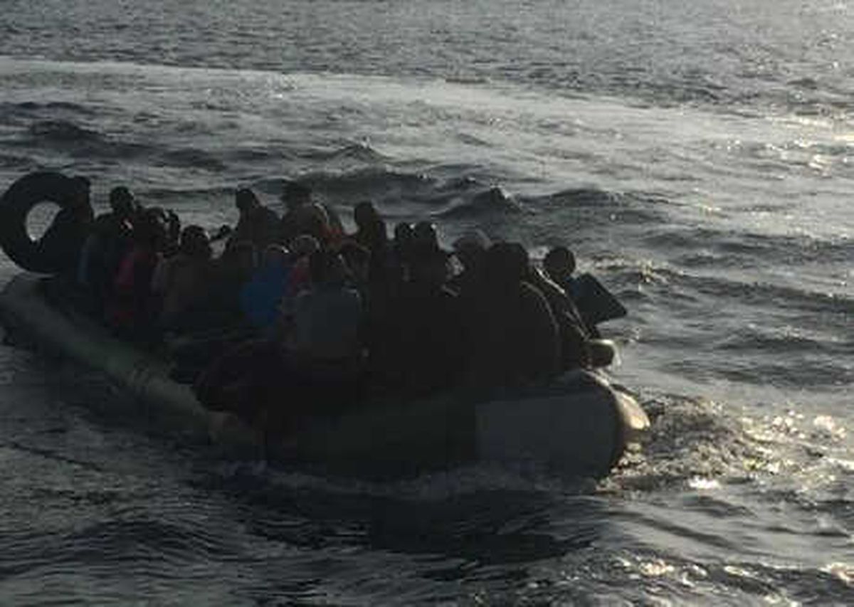 İzmir\'de Lastik Botlarda 115 Kaçak Göçmen Yakalandı