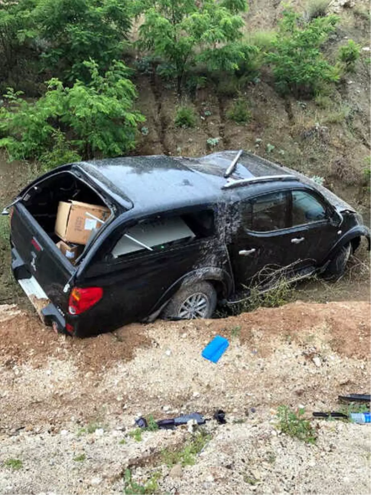 Kamyonet Şarampole Yuvarlandı: 2 Polis Yaralı