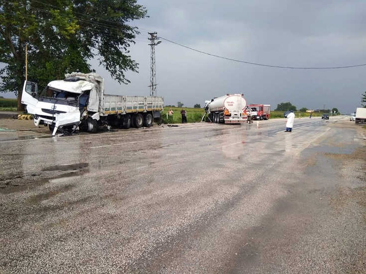 Kozan\'da Trafik Kazası: 3 Yaralı