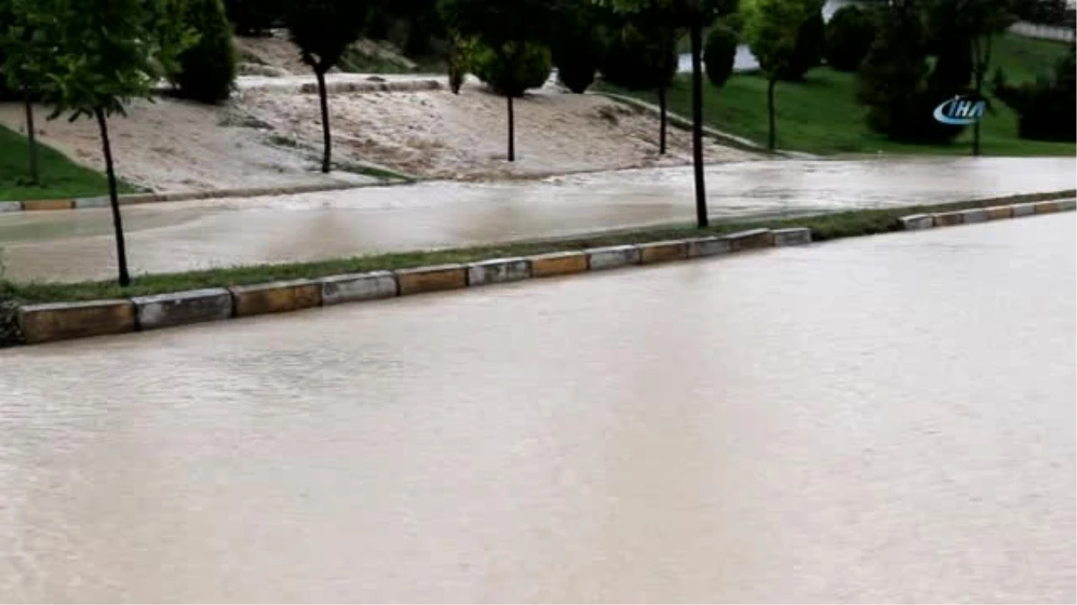 Kütahya\'da Aniden Bastıran Sağanak Yağış Sele Neden Oldu