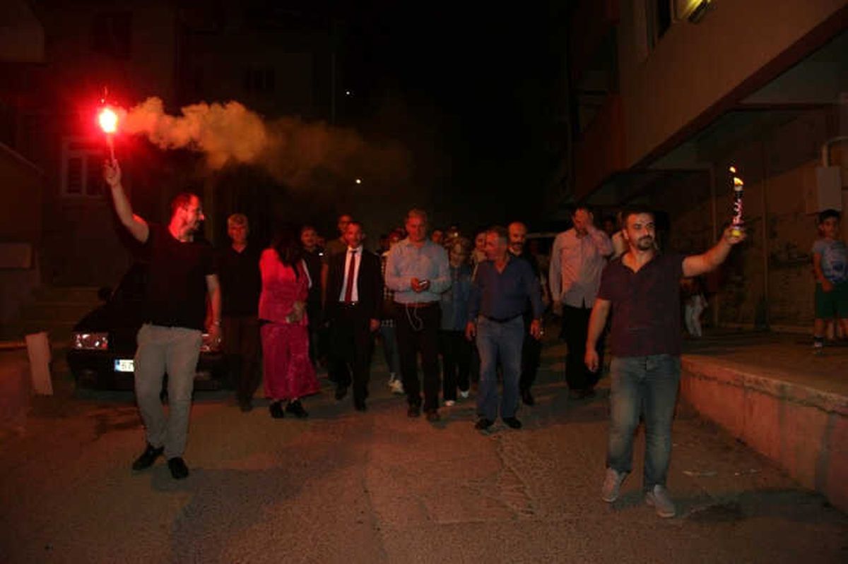 Ontemmuz ve Buldanlı Ayan\'ı Bağrına Bastı