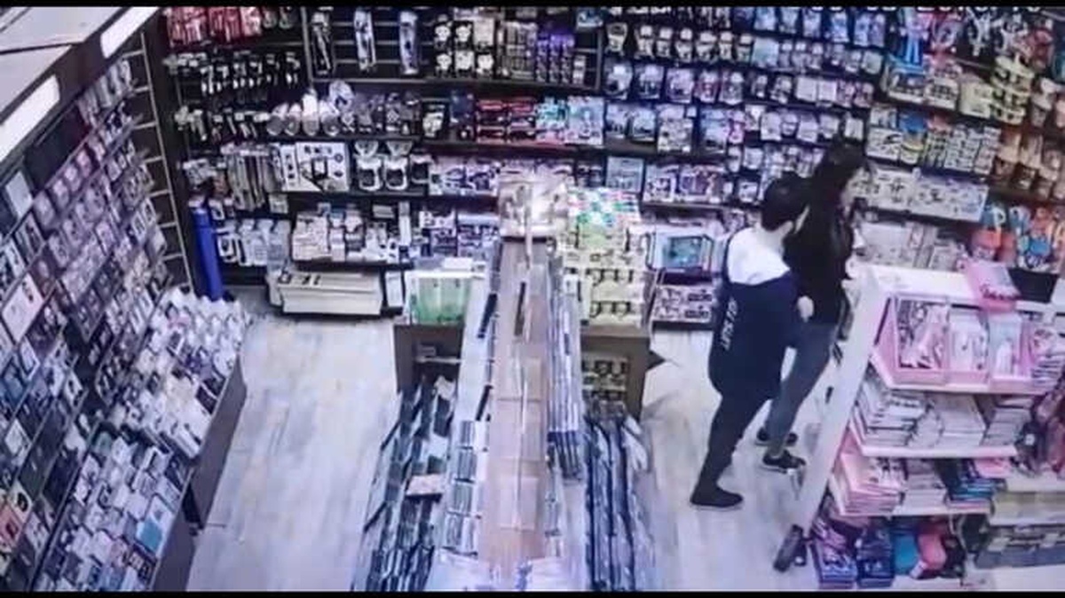 Oyun Konsolu Çalarken Kameralara Yakalandılar