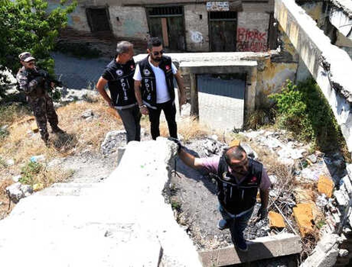 Polis, Metruk Binalarda Uyuşturucu Aradı