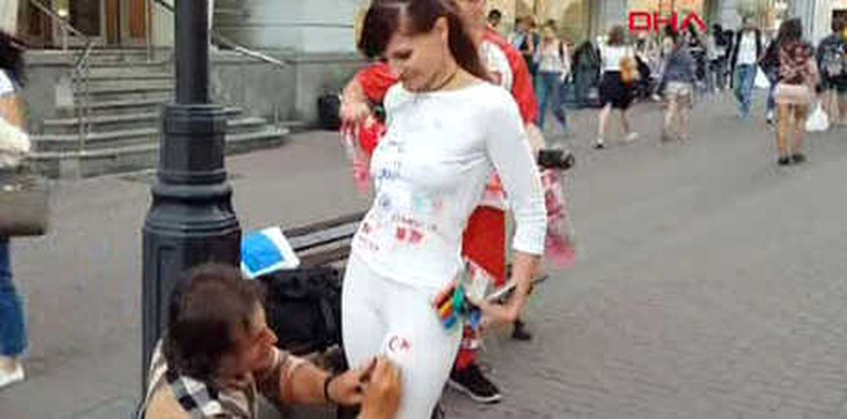 Rus Güzele İmza Yağdı!
