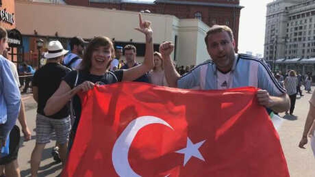 Rus Şarkıcı, Türk Bayrağı ve Darbukayla Moskova Sokaklarını Gezdi