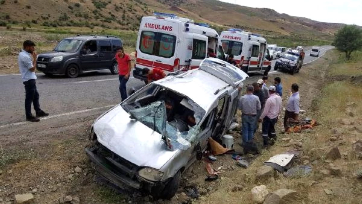 Siirt\'te Hafif Ticari Araç Takla Attı: 1 Ölü, 4 Yaralı
