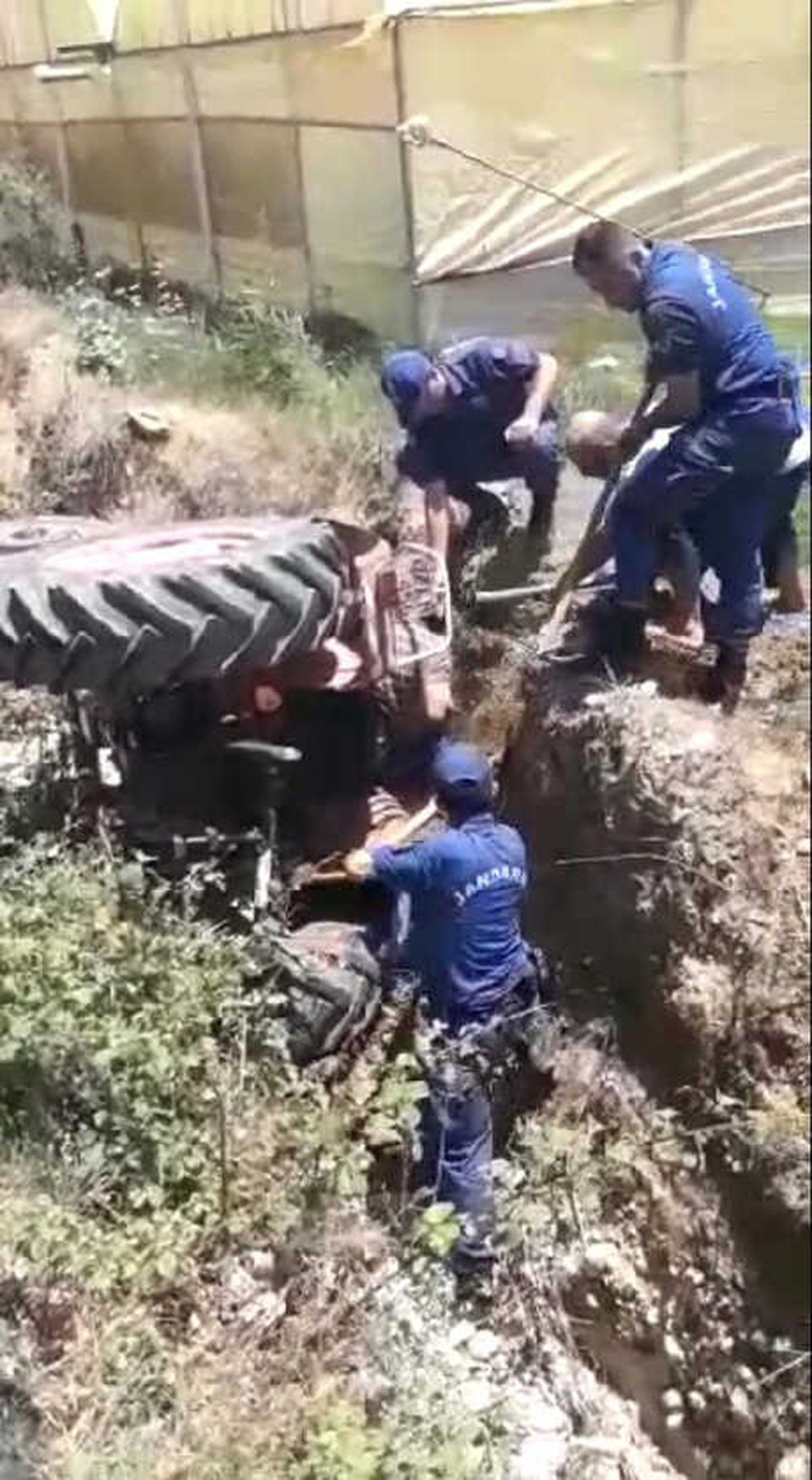 Traktörle Toprak Arasında Sıkışan Sürücü Kazma ve Kürekle Kurtarıldı