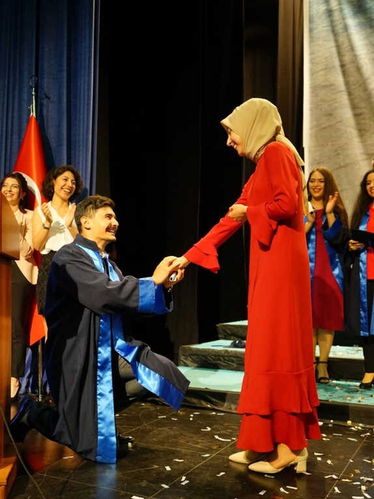 Üniversite Mezuniyet Töreninde Sürpriz Evlilik Teklifi