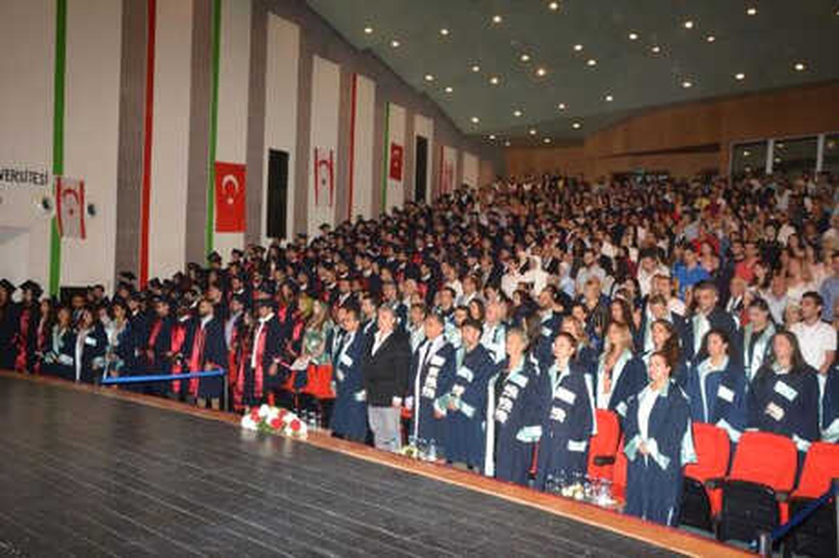 Yakın Doğu Üniversitesi Mimarlık Fakültesi\'nde Mezuniyet Sevinci