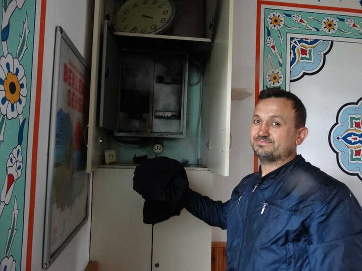 Yangını İmamın Cübbesiyle Söndürdü