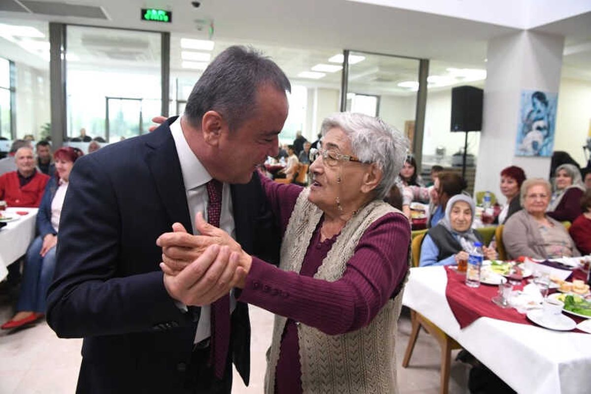 Yaşlılar, Yaşlılar Kreşi\'yle Çok Mutlu