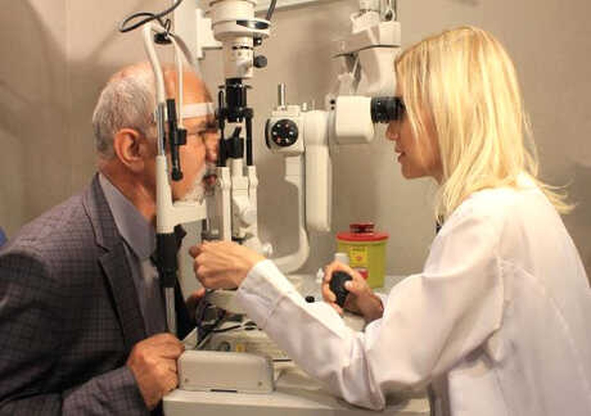 25 Yıldır Kullandığı Gözlüklerinden 10 Dakikada Kurtuldu