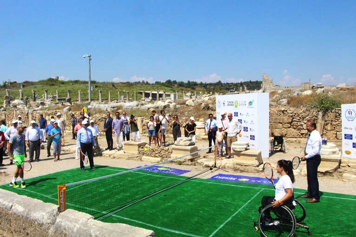 2700 Yıllık Tarihi Perge\'nin Surları Arasında İlk Tenis Maçı