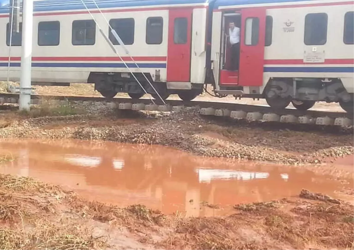 300 Yolcuyu Taşıyan Tren Yolda Kaldı