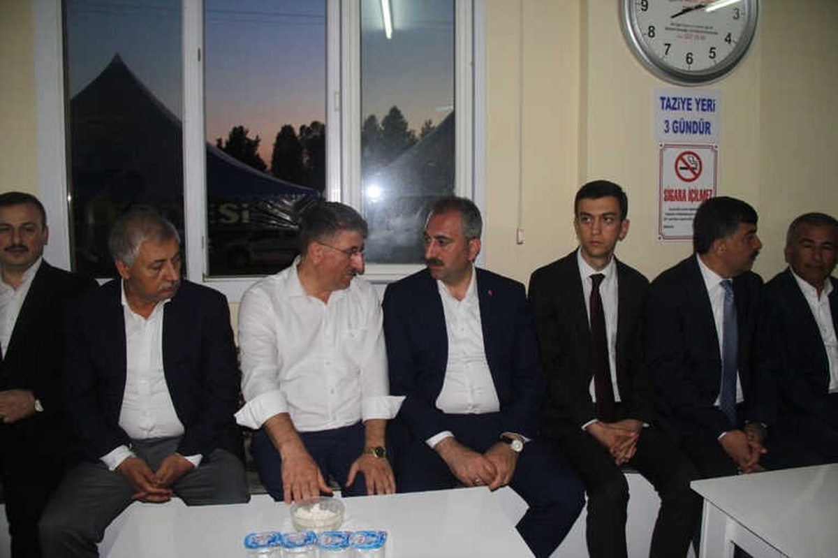 Adalet Bakanı Gül\'den Eski Milletvekiline Taziye Ziyareti