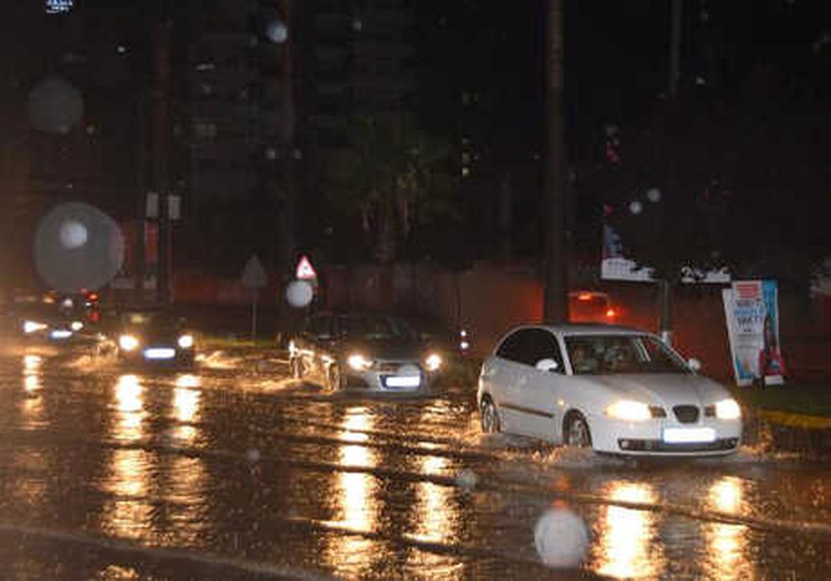 Adana\'da Sağanak, Sürücülere Zor Anlar Yaşattı