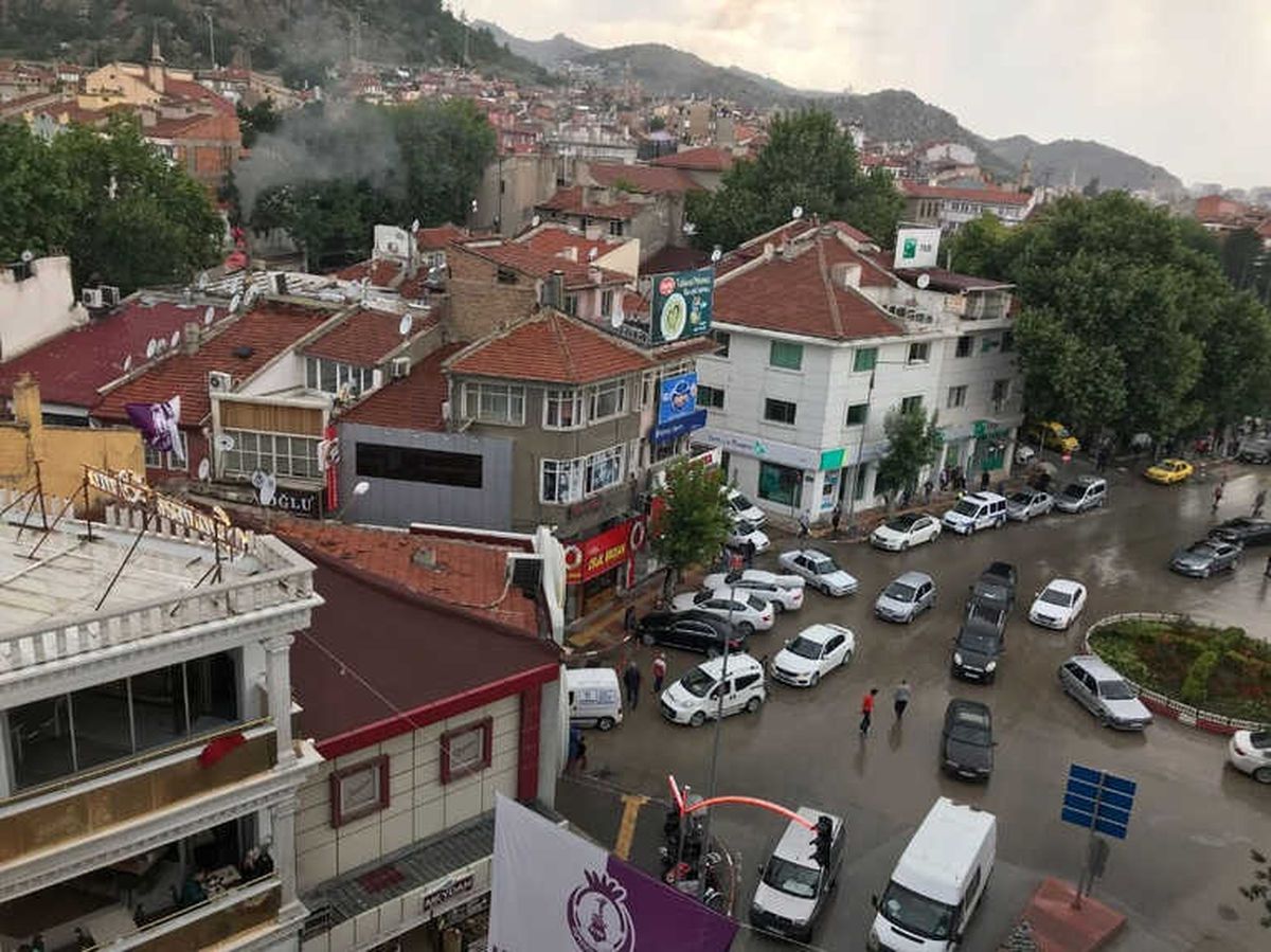 Afyonkarahisar\'da Vatandaşlar Sağanak Yağışa Hazırlıksız Yakalandı