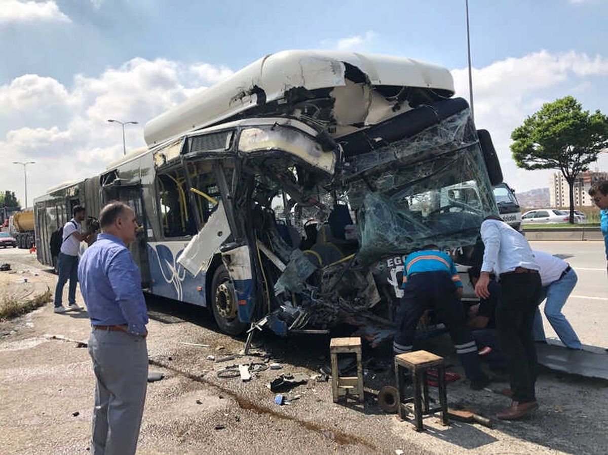 Ankara\'da Otobüsler Çarpıştı: 1 Ölü, 15 Yaralı