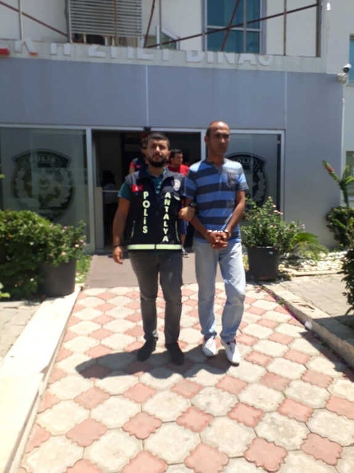 Antalya\'da Resmi Kurumdan Tabanca Hırsızlığı