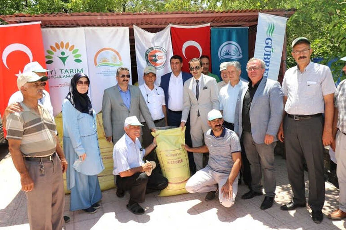Badem Üreticilerine Gübre Dağıtımı Yapıldı