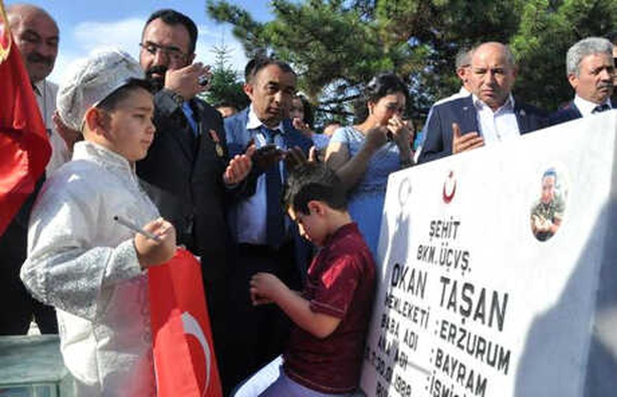 Bakan Canikli\'nin Makam Aracı, Şehidin Oğluna Sünnet Aracı Oldu