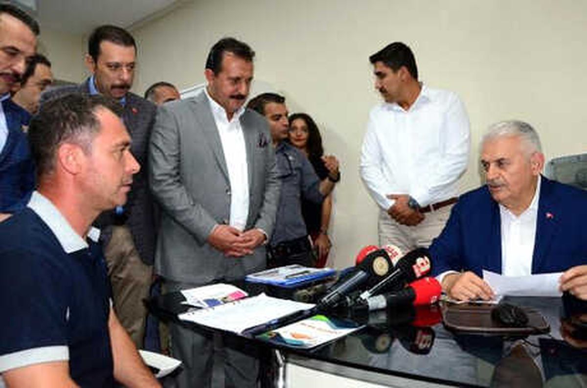 Başbakan Yıldırım, İmar Barışı İçin Belediyeye Başvuranların İşlemini Yaptı