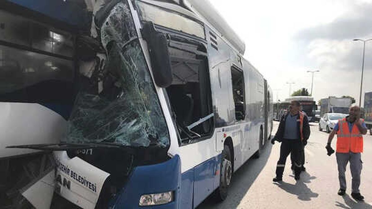 Başkentte İki Otobüs Çarpıştı: 1 Ölü, 14 Yaralı