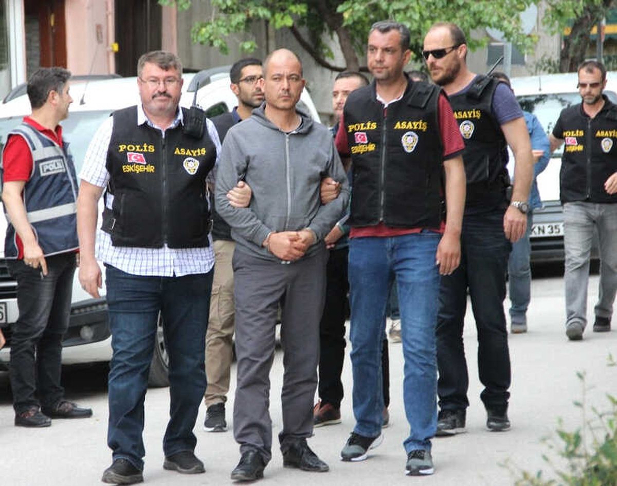 Biri Polis Üniformalı Gaspçılar Adliyede