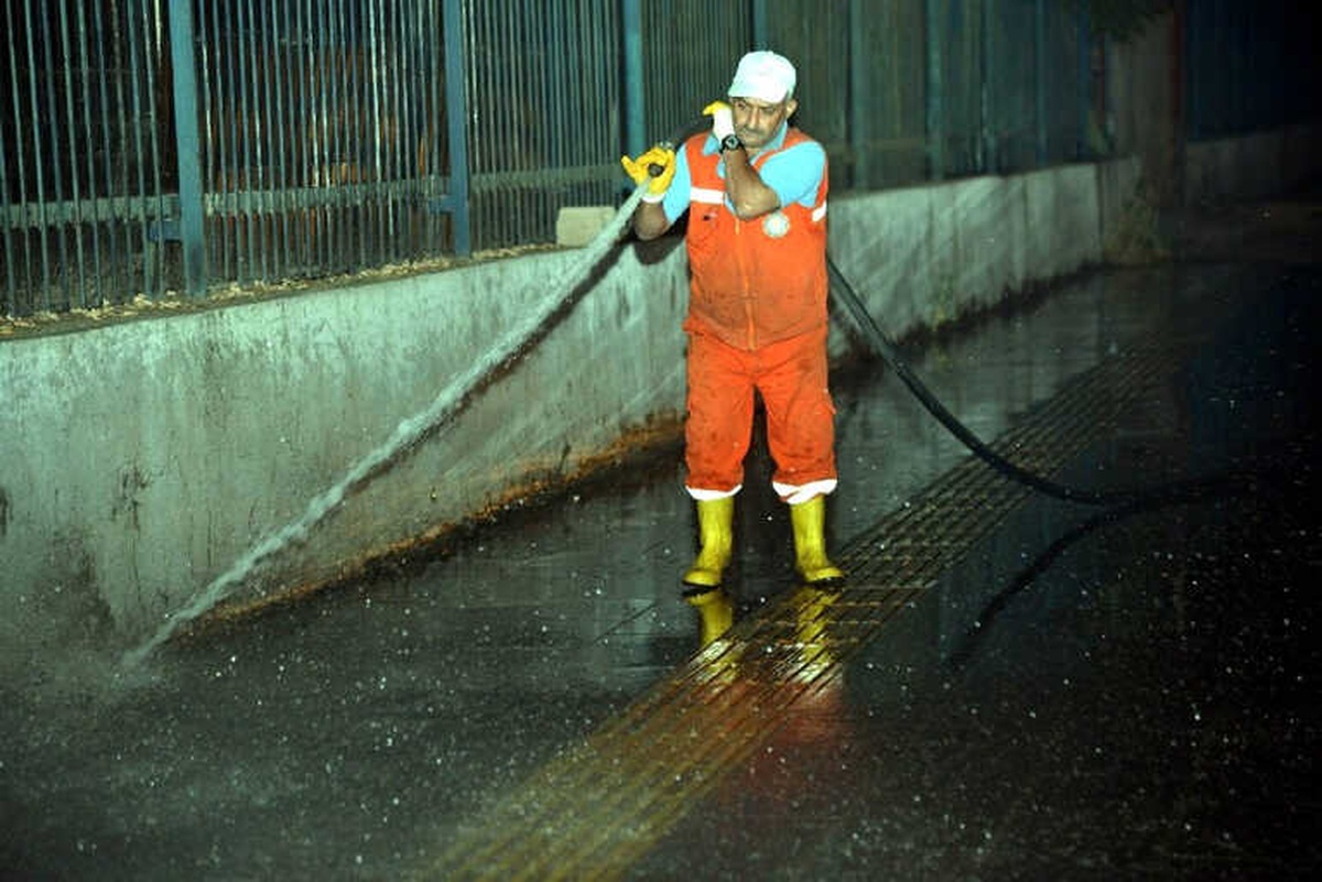 Caddeler ve Kaldırımlar Tazyikli Su ile Yıkanıyor
