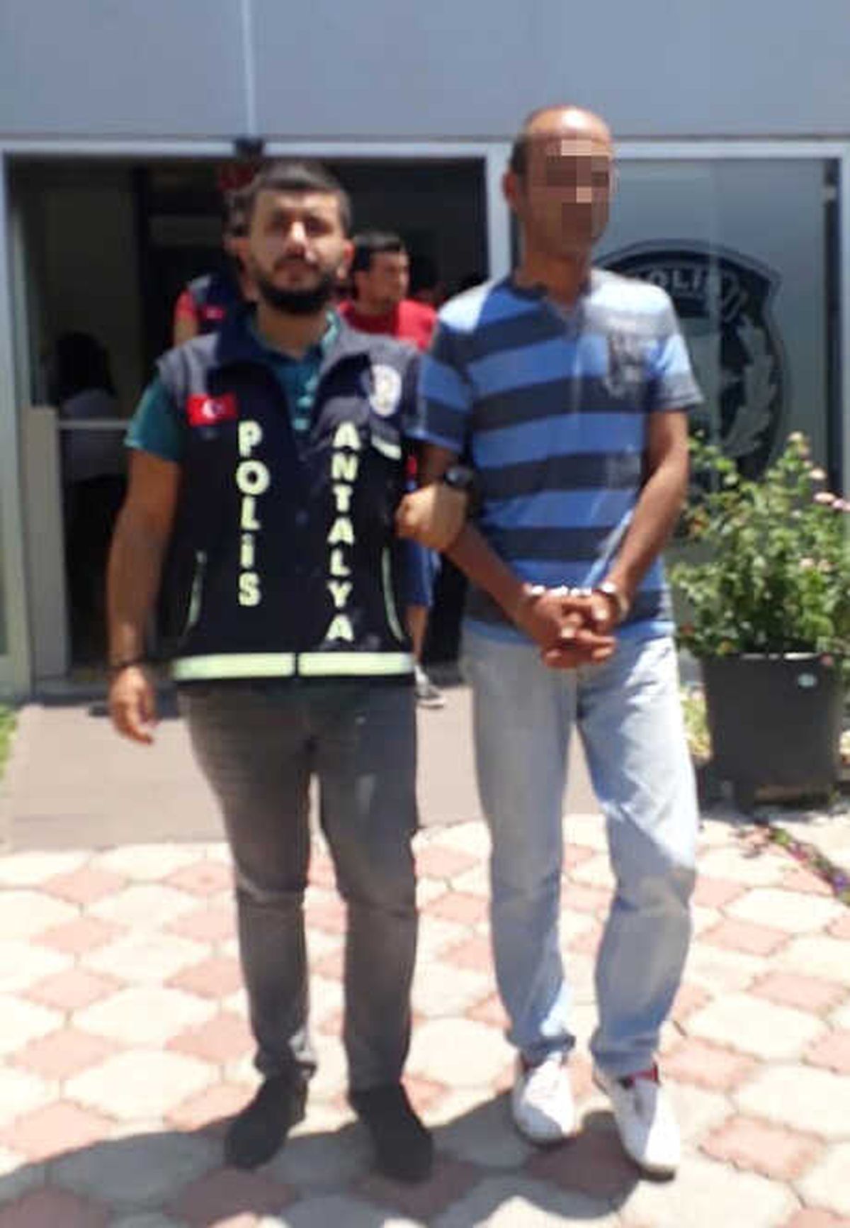 Çalıştığı Kurumdan 3 Tabanca Çaldı