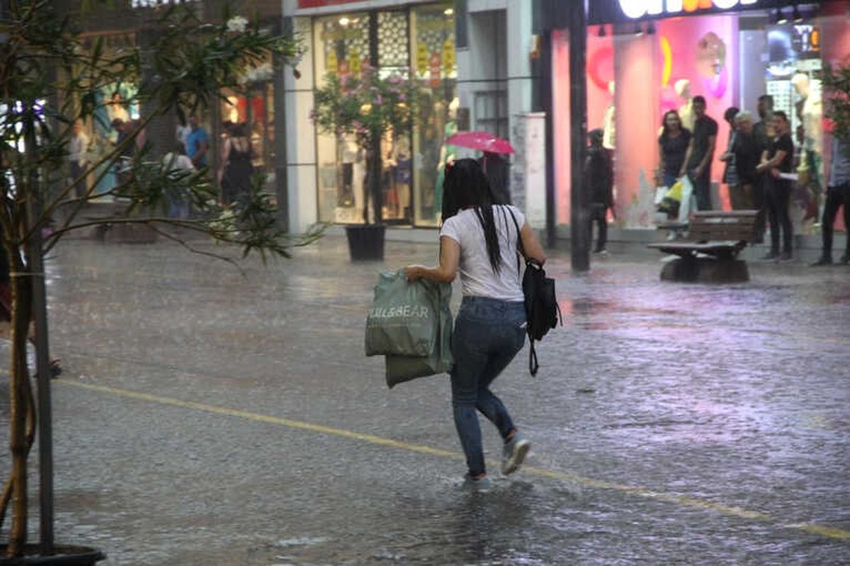 Eskişehir\'de Aniden Başlayan Yağmur Hayatı Felç Etti