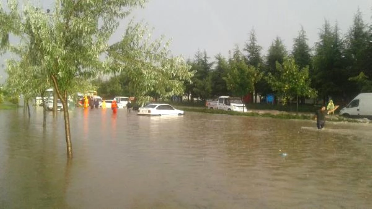 Eskişehir\'de \'Sağanak\' Nedeniyle Yollar Göle Döndü