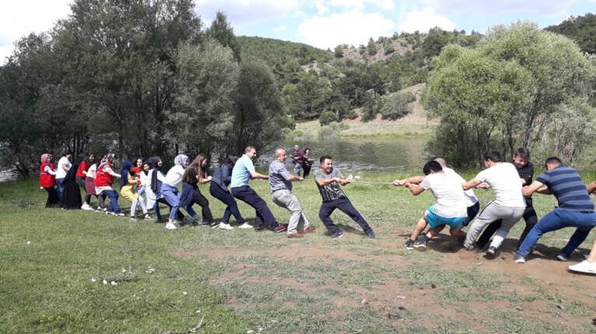 Gençler Piknik Yapıp Doyasıya Eğlendi
