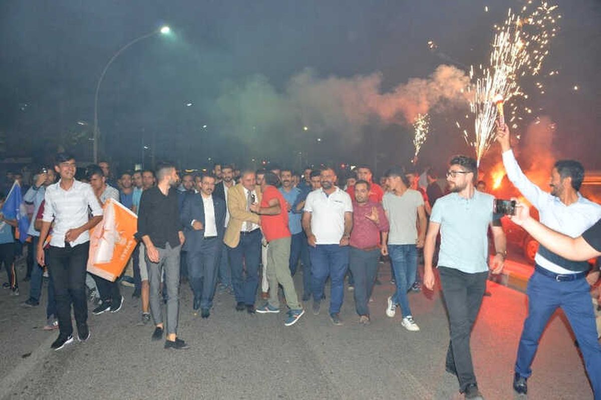 Gençlerden Milletvekili Adayı Çakır\'a Destek