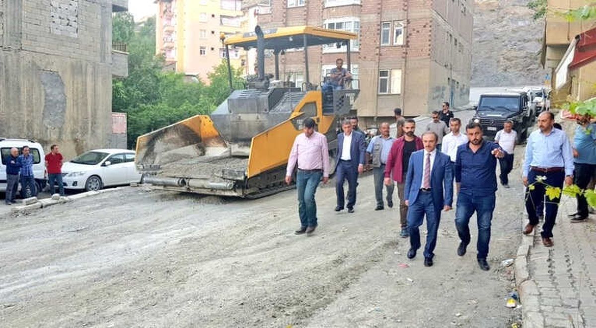 Hakkari\'de Yol Asfaltlama Çalışması