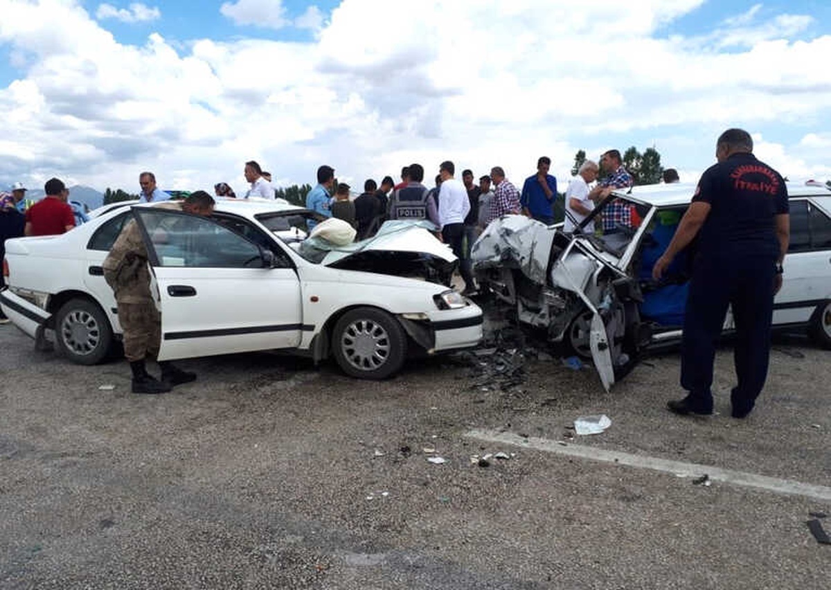 İki Otomobil Kafa Kafaya Çarpıştı: 4 Yaralı