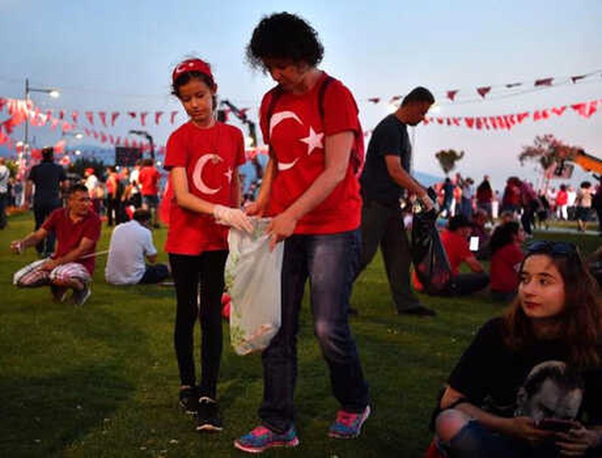 İzmir\'de Muharrem İnce Mitingi Sonrası Çöp Seferberliği